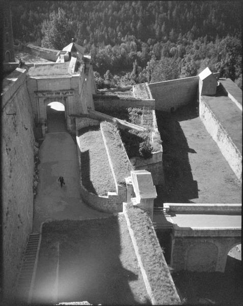 Porte d'Embrun et remparts vus en plongée côté nord