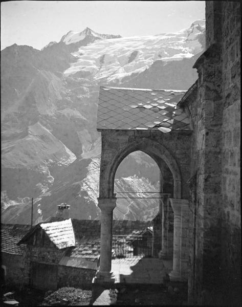 Porche, côté nord-est, et massif de la Meige en arrière-plan