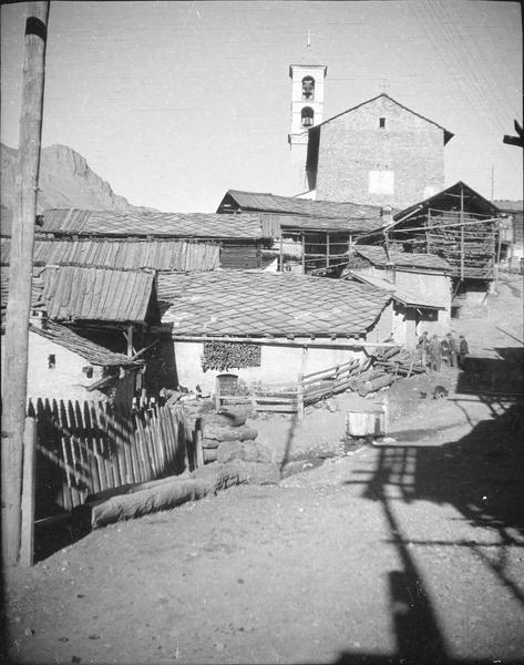 Ensemble est et maisons environnantes