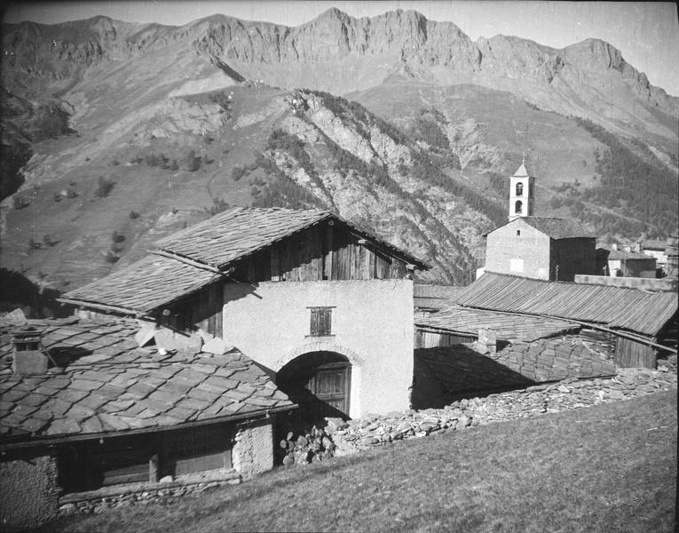 Ensemble nord-est et maisons environnantes