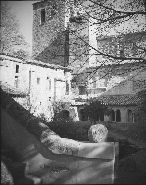 Cloître : ensemble sud-est sur jardin intérieur et clocher