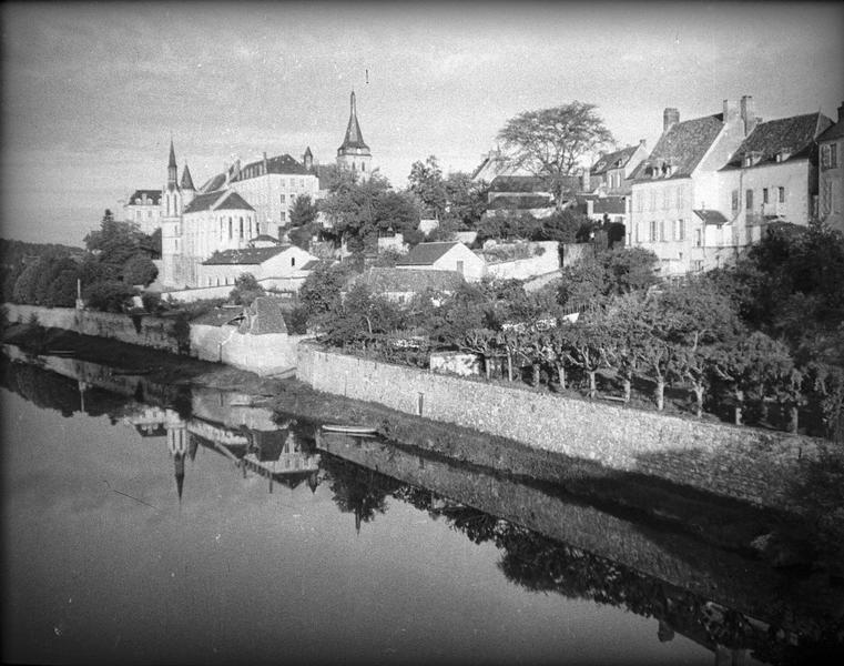 Chapelle et bâtiments de l'ancien prieuré, clocher de l'église et maisons, côté est depuis le pont sur la Creuse