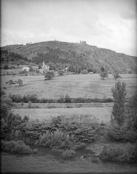 Ensemble est et château d'Essalois en arrière-plan