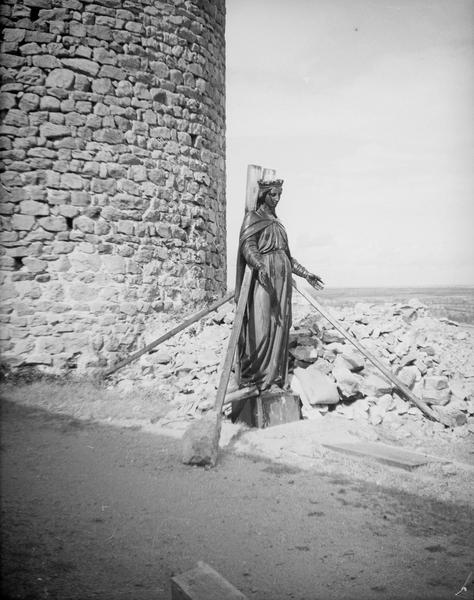 Statue de la Vierge au pied du donjon