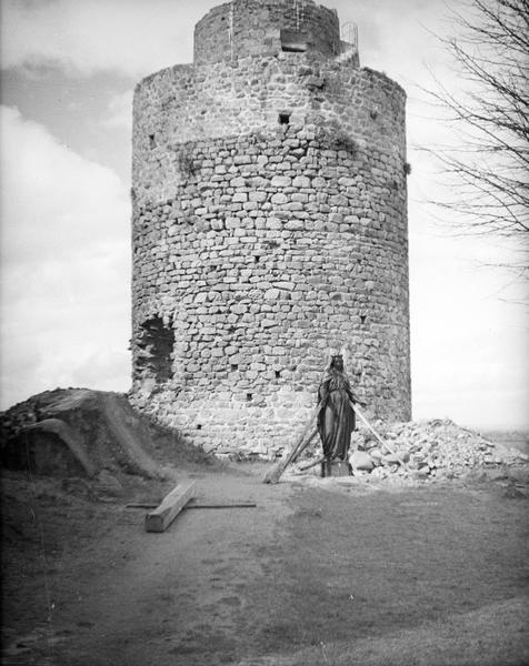 Donjon avec statue de la Vierge au pied