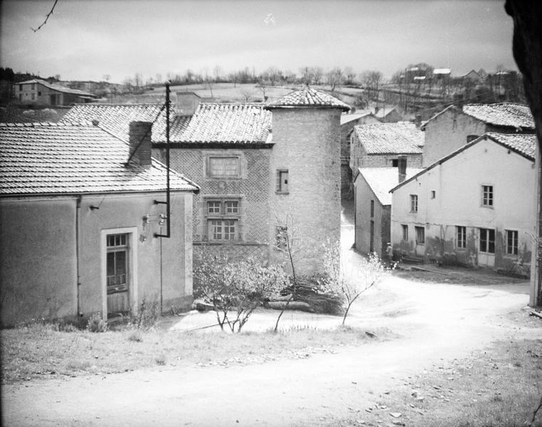 Façade avec tour d'angle sur rue