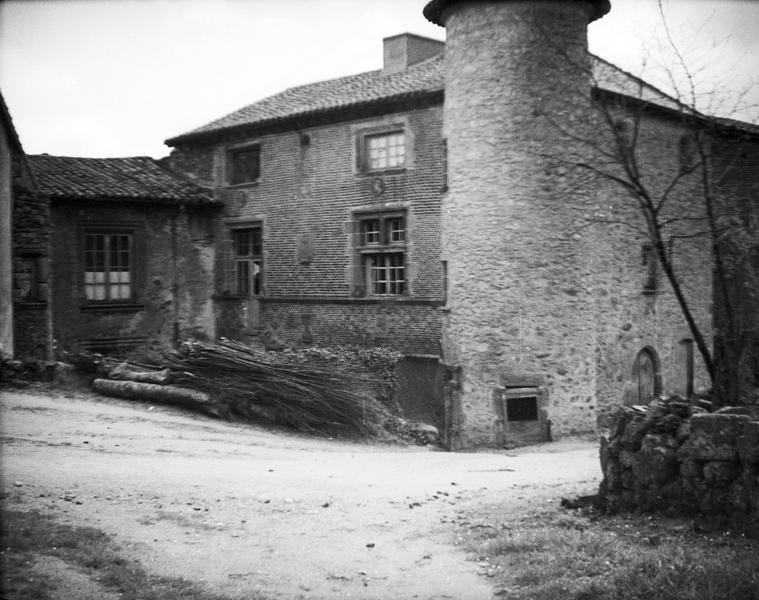 Façade avec tour d'angle sur rue