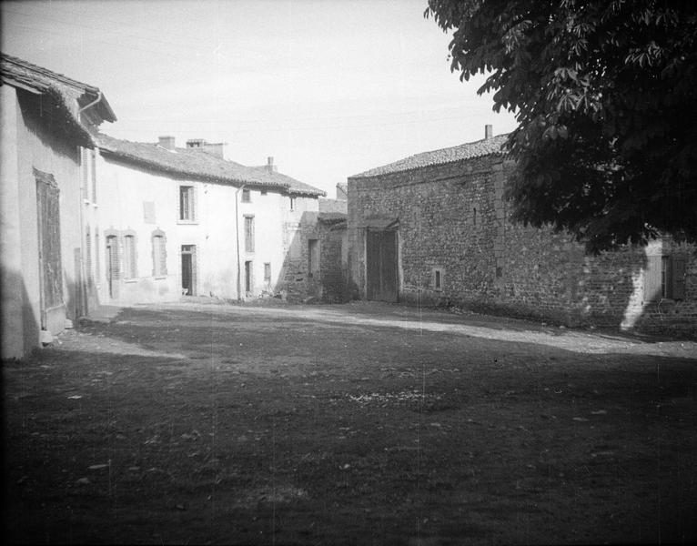 Façade nord, vue en perspective et maisons à proximité