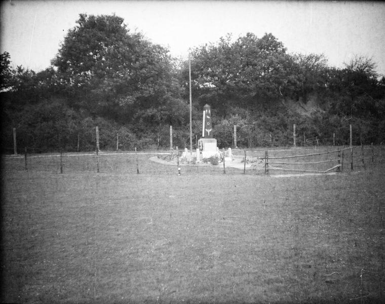 Premier monument (inauguré le 22 octobre 1944)