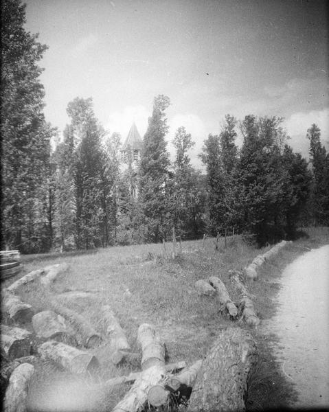 Clocher vu à travers les arbres depuis la route