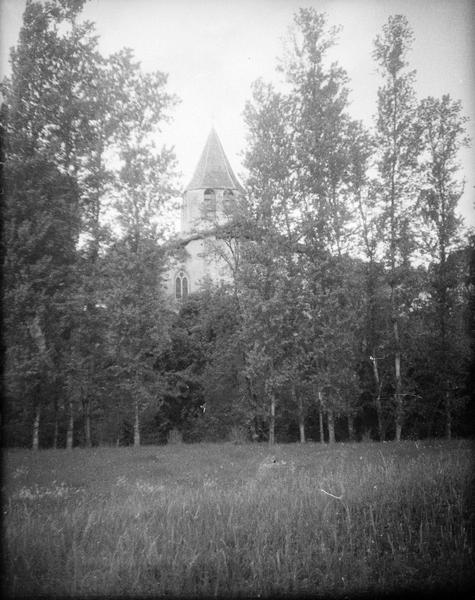 Clocher vu à travers les arbres