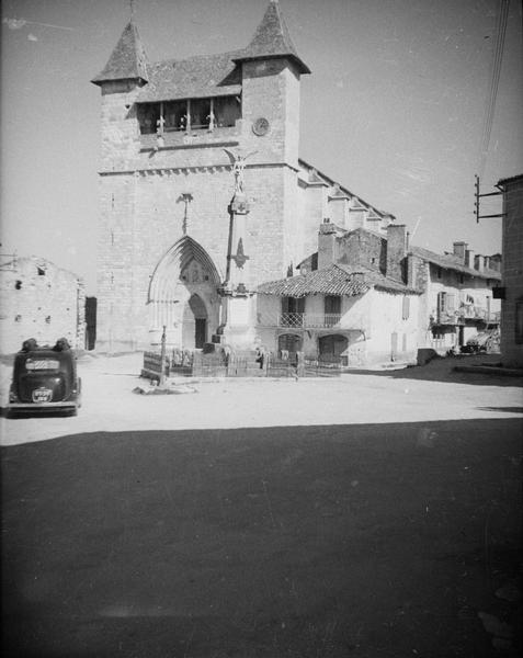 Ensemble sud-ouest sur la place et voiture