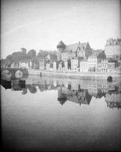 Ensemble nord-est sur la Mayenne depuis le quai Sadi-Carnot