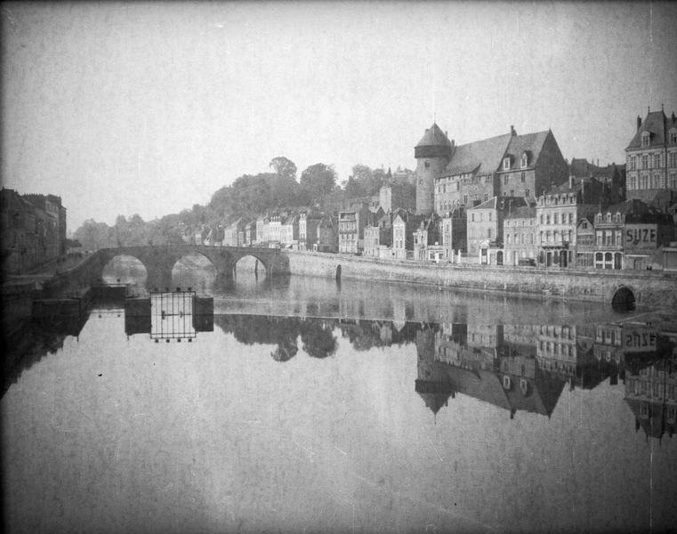 Ensemble nord sur la Mayenne depuis le pont Aristide-Briand