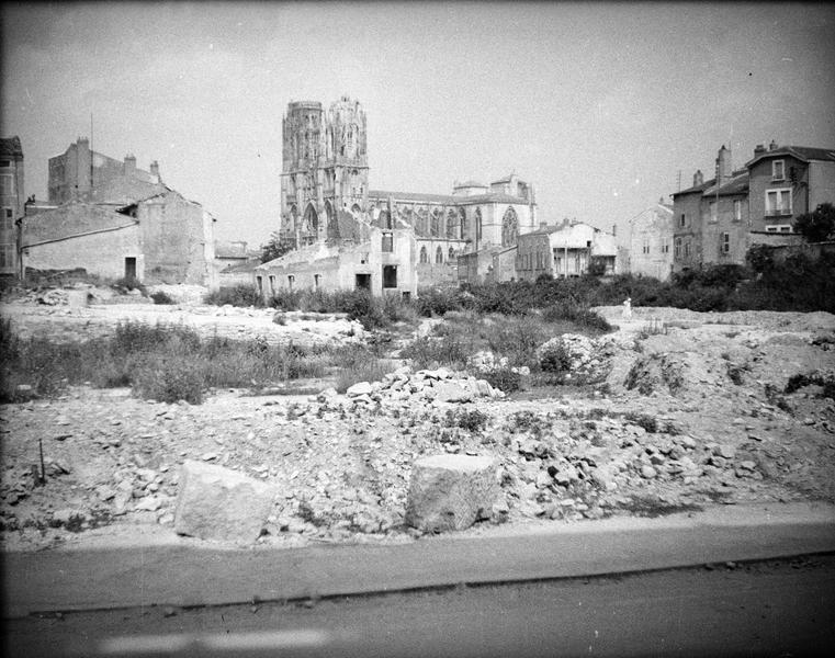 Ensemble sud-ouest et maisons en ruines au premier plan