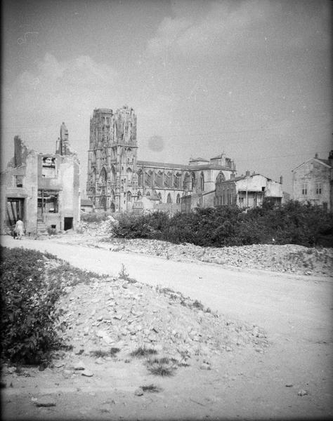 Ensemble sud-ouest et maisons en ruines au premier plan