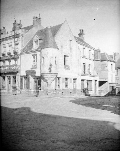 Façades avec tourelle d'angle à encorbellement