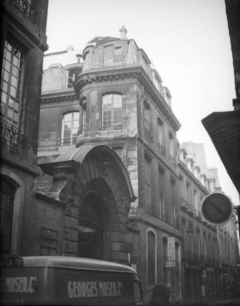 Porche sur rue, vue en perspective et camion au premier plan