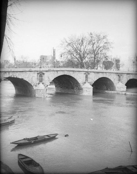 Pont sur la Seine, côté est depuis le quai d'Anjou