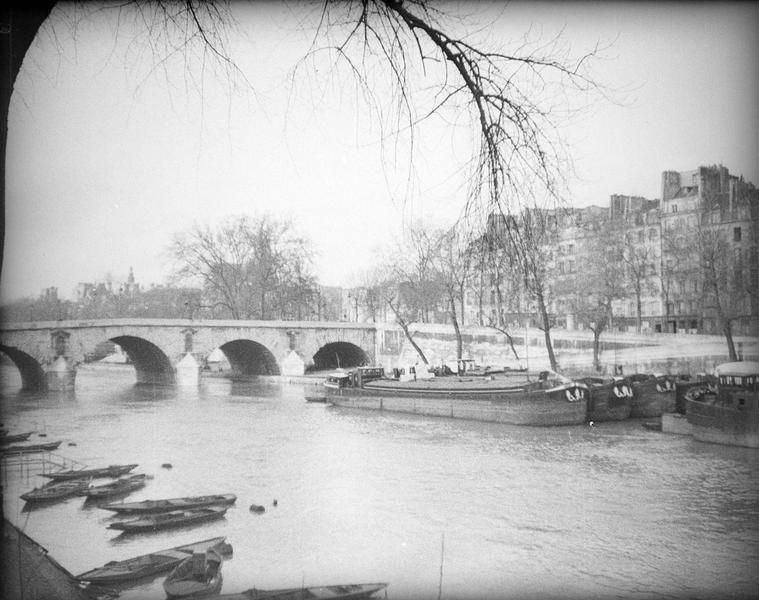 Pont sur la Seine, côté est depuis le quai d'Anjou et péniches