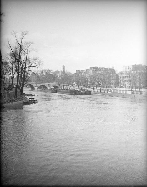 Pontsur la Seine, côté est vu de loin