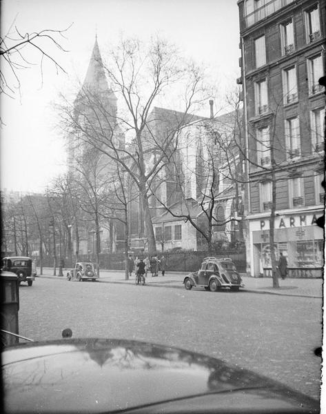 Clocher, côté sud-est depuis le boulevard Saint-Germain animé