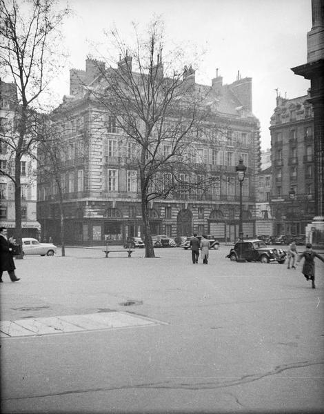 Façade sur place animée