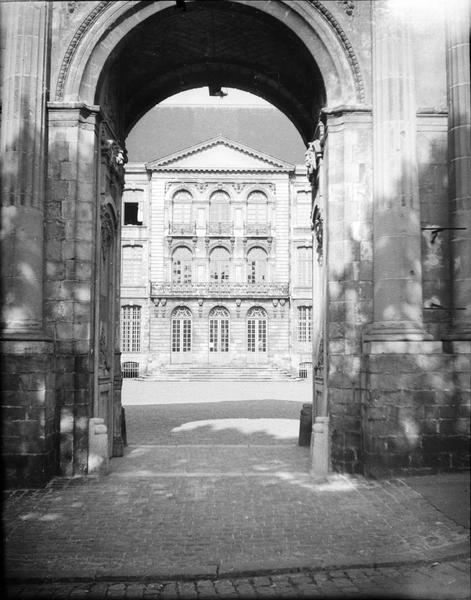 Façade sur cour d'honneur depuis le portail d'entrée