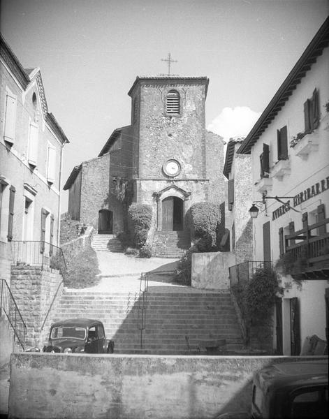 Ensemble ouest avec clocher-porche et escalier