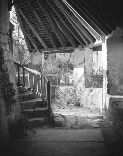 Intérieur : porche-auvent et base de l'escalier menant à la tribune intérieure