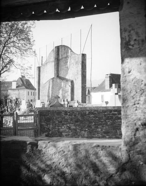 Cimetière et fronton depuis l'intérieur du porche-auvent