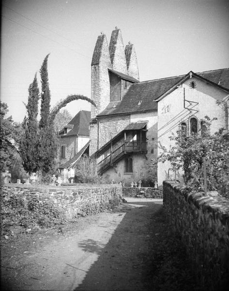 Façade sud et escalier menant à la tribune intérieure