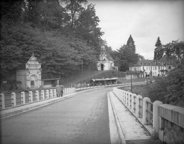 Chapelle de la première station et chapelle de la deuxième station, côté sud depuis le pont sur le gave de Pau