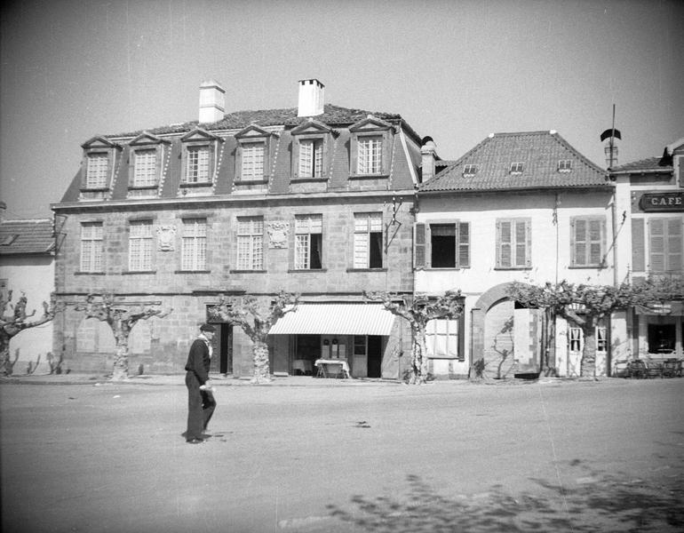 Façade sur place animée