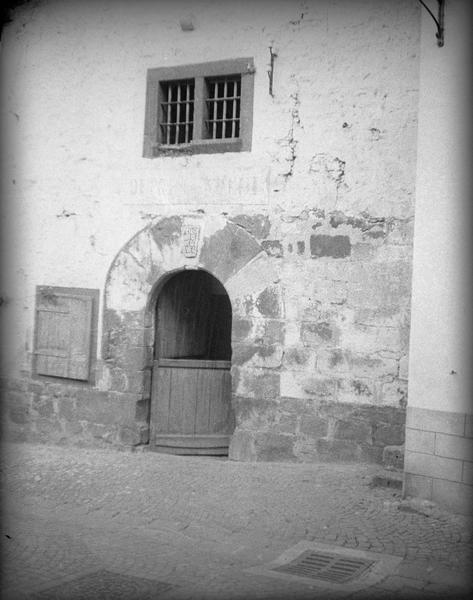 Façade avec porte en plein-cintre sur rue