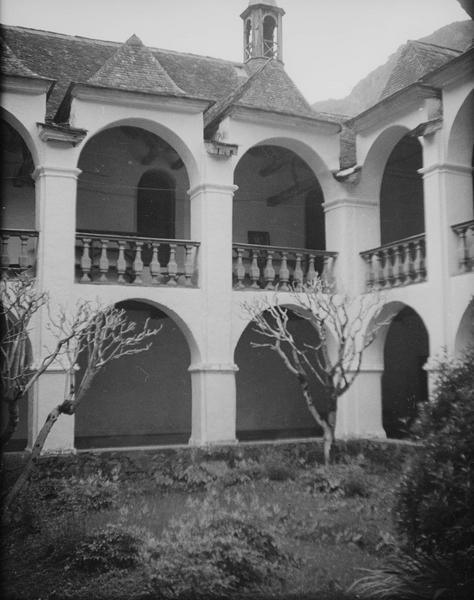 Cloître, intérieur : galeries à arcades sur jardin intérieur