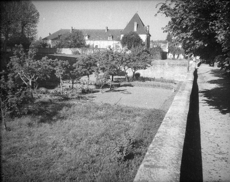 Aile nord-ouest et fossé, côté est