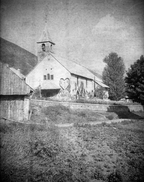 Ensemble sud-ouest avec clocher et cimetière au premier plan