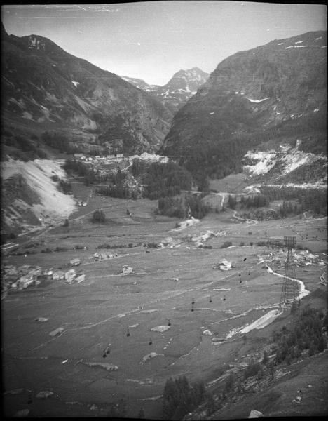 Ensemble dans la vallée de l'Isère (village englouti suite à la construction du barrage du Chevril en 1952)