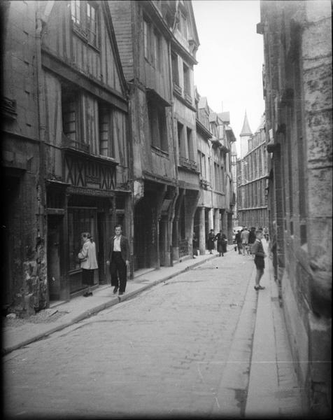 Façades à pans de bois sur rue animée