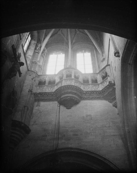 Intérieur : fenêtres hautes et galerie avec encorbellement