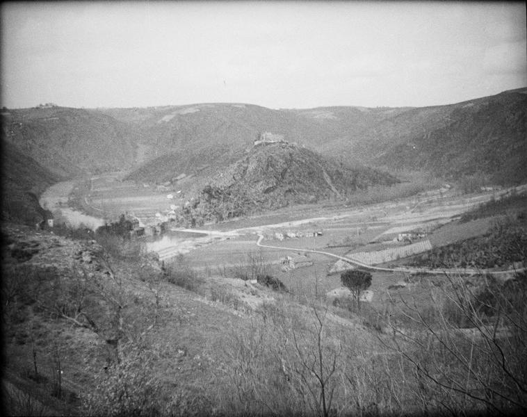 Ensemble sud sur éperon rocheux surplombant le Tarn et village vu de loin