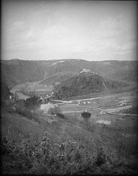 Ensemble sud sur éperon rocheux surplombant le Tarn et village vu de loin