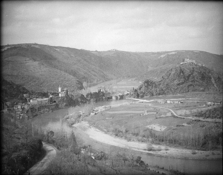 Ensemble sud sur éperon rocheux surplombant le Tarn et village vu de loin