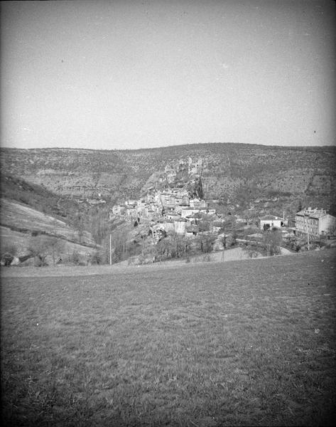 Ruines du château et village, côté est