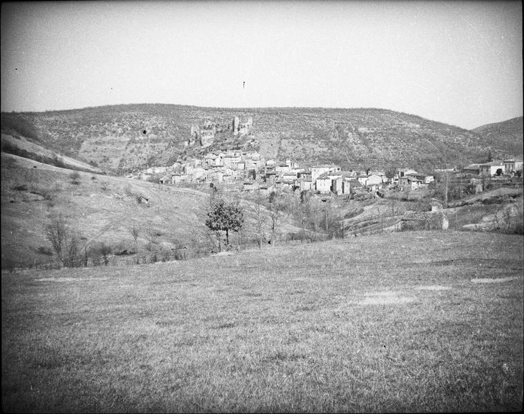 Ruines du château et village, côté sud-est