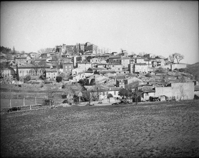 Ensemble sud-ouest et village en contrebas