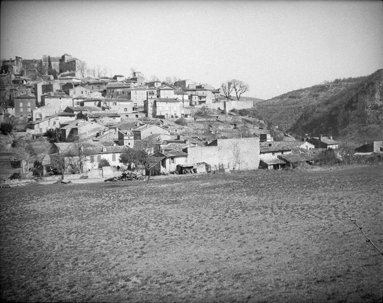 Ensemble sud-ouest et village en contrebas