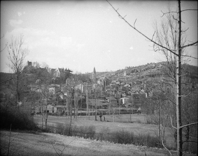 Ensemble sud-est en ruines et village