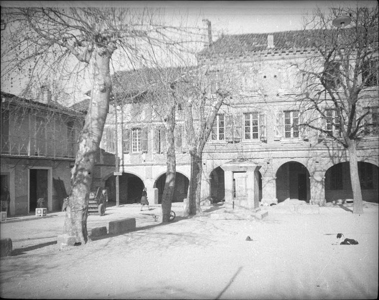 Façades à pans de bois avec passage à arcades sur place